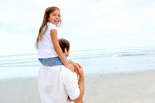 Pappa med dotter på stranden — Stockfoto