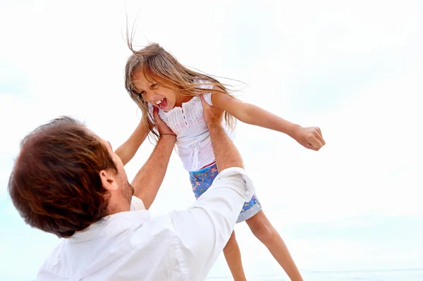 Apa és lánya játszani a strandon — Stock Fotó