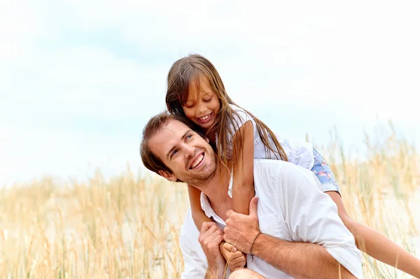 Père et fille s'amusent ensemble — Photo