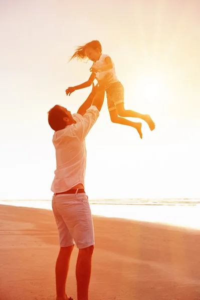 Far och dotter spelar på stranden — Stockfoto