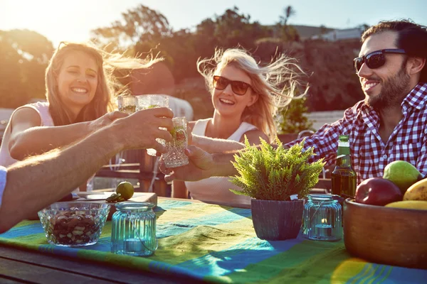 arkadaşlar içecekler ile kutlama için kızartma