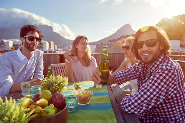 Amigos sentados saindo com bebidas — Fotografia de Stock