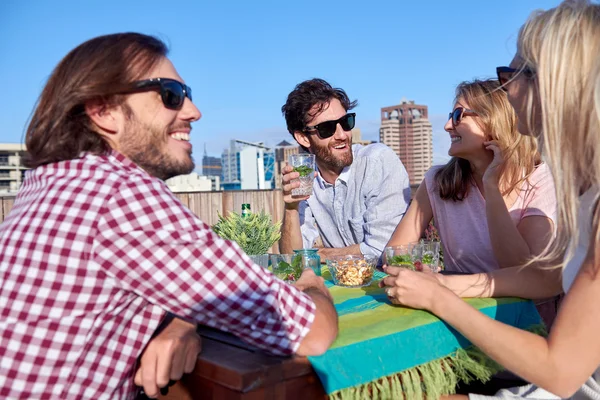 Vrienden zitten opknoping met dranken — Stockfoto