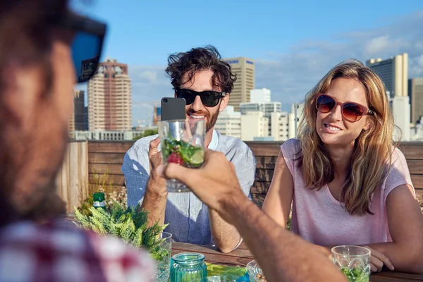 Amici bere applausi scattare foto — Foto Stock