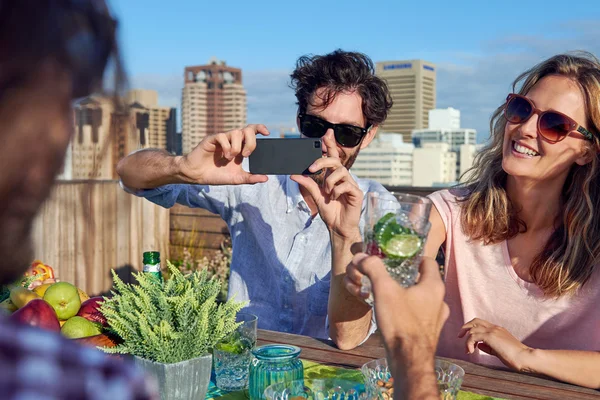 Freunde jubeln beim Fotografieren — Stockfoto