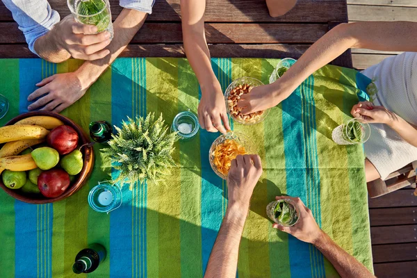 Amigos comendo lanches — Fotografia de Stock