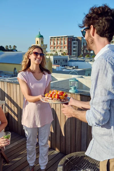 Amici che fanno un barbecue — Foto Stock