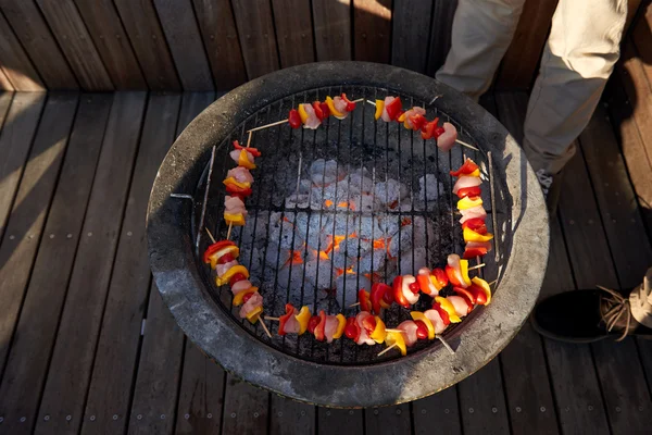 Viande et brochettes sur le barbecue — Photo