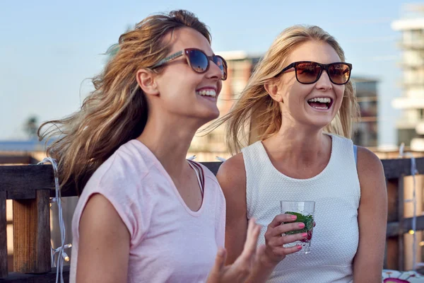 Vrouwen babbelen lachen buiten — Stockfoto