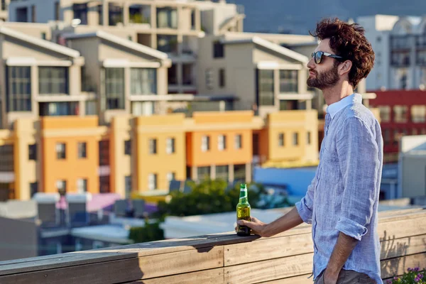 Giovane uomo in piedi all'aperto — Foto Stock