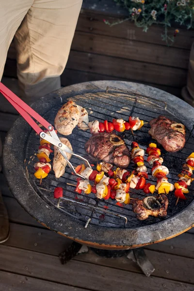 美味しい肉と barbecu の串 — ストック写真