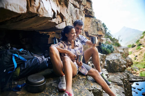 Pareja tomando un descanso de su caminata Fotos de stock libres de derechos