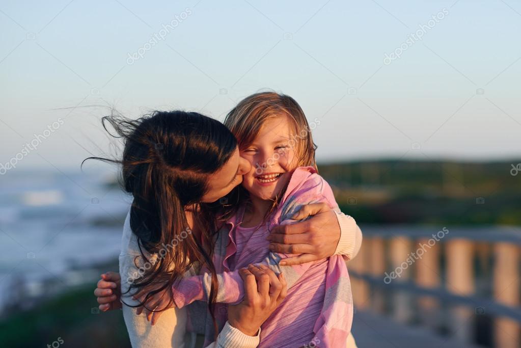 Moeder En Dochter Knuffelen Stockfoto Daxiaoproductions
