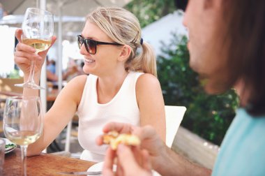 Restoran öğle yemeğinde Çift