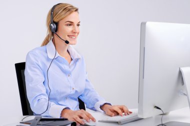 Kadın telefonda konuşuyor.