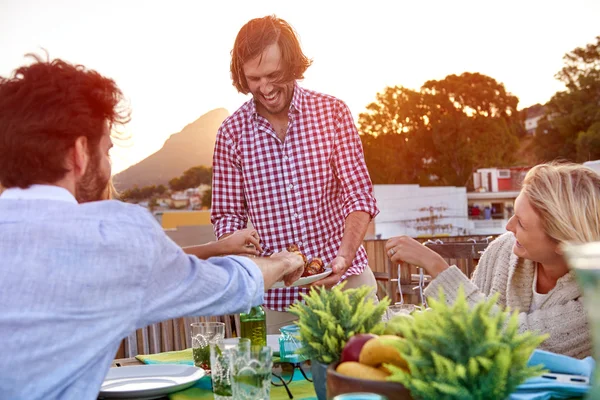 Homem serve amigos espetos kabs — Fotografia de Stock