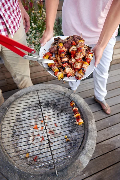 Femme aidant au barbecue extérieur — Photo