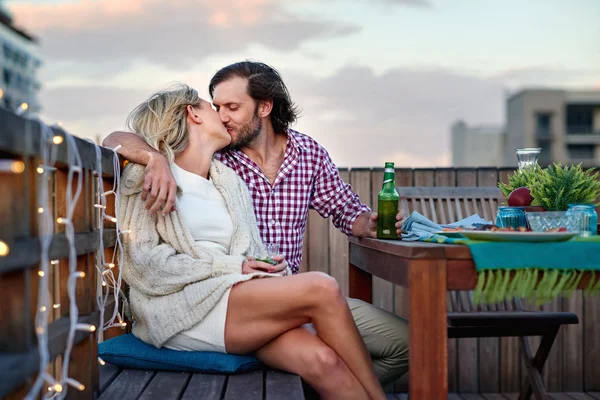 Beijo casal no telhado — Fotografia de Stock