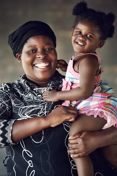 Mãe e filha africanas — Fotografia de Stock