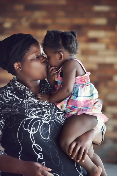 Madre besando a su bebé niña —  Fotos de Stock