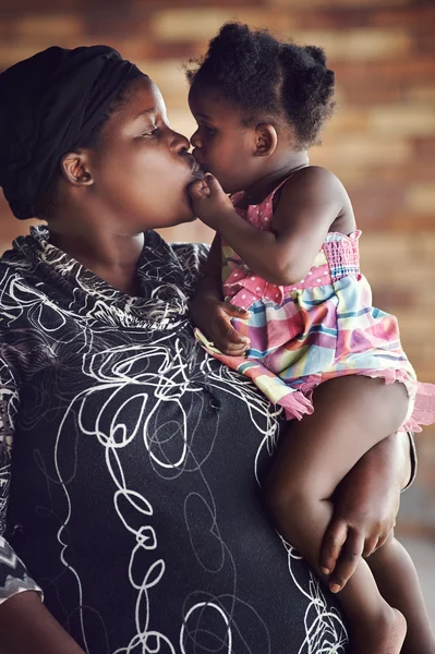 Madre besando a su bebé niña —  Fotos de Stock