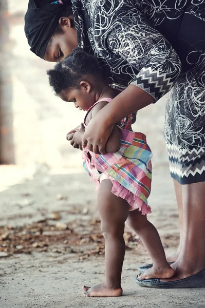 Madre africana enseñando a caminar al bebé —  Fotos de Stock