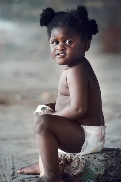 Bebê africano brincando com lixo — Fotografia de Stock