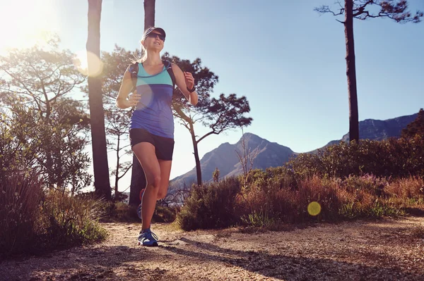 Γυναίκα trail running μέσα βουνά — Φωτογραφία Αρχείου