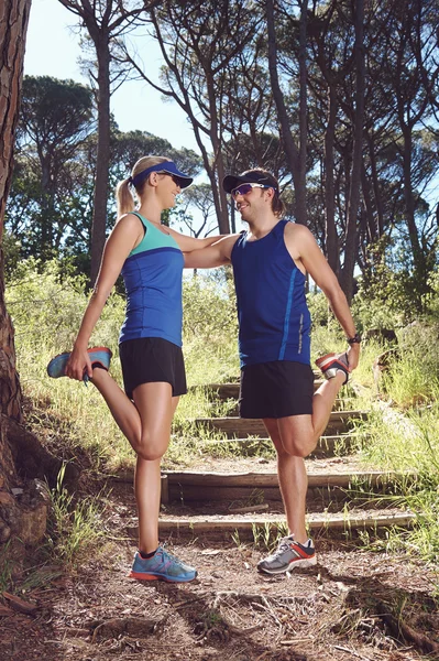 Estirando corredores antes de correr por la mañana —  Fotos de Stock