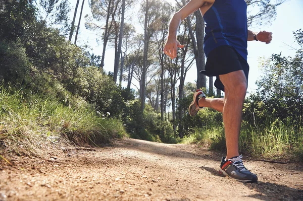 Mann trainiert im Freien für Fitness — Stockfoto