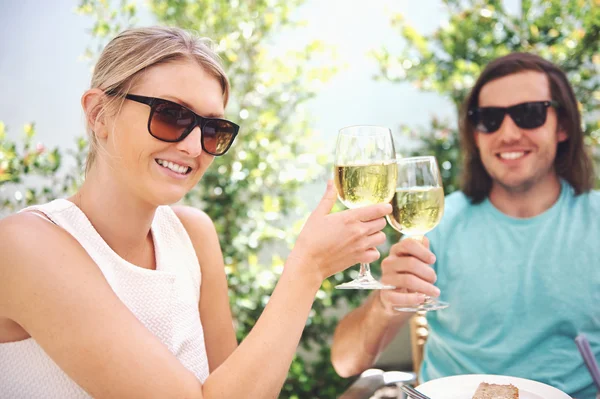 Coppia che beve vino bianco a pranzo — Foto Stock