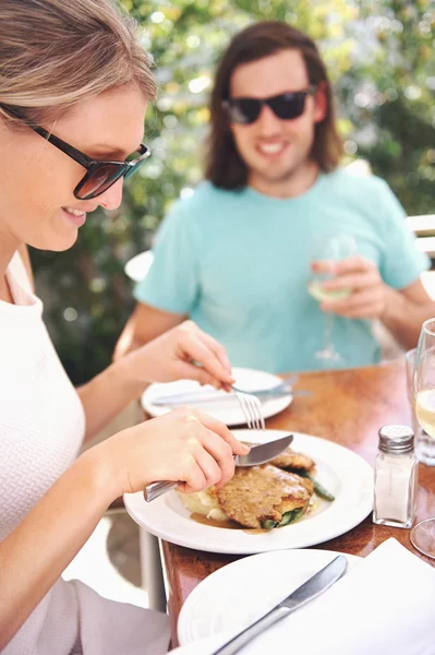 Paar beim Mittagessen im Restaurant — Stockfoto