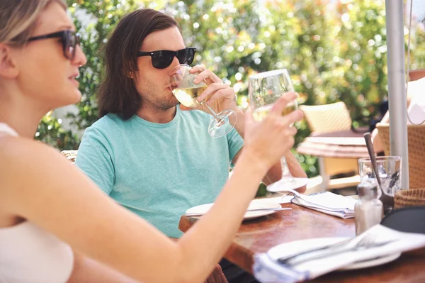 Casal bebendo vinho branco no almoço — Fotografia de Stock