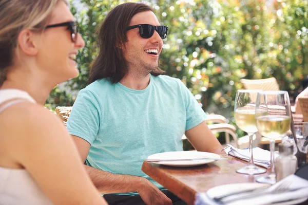 Casal bebendo vinho branco no almoço — Fotografia de Stock