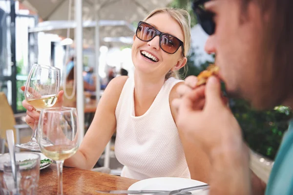 Par på friska restaurang lunch — Stockfoto