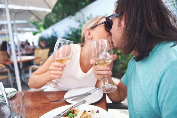 Coppia bacio a pranzo — Foto Stock