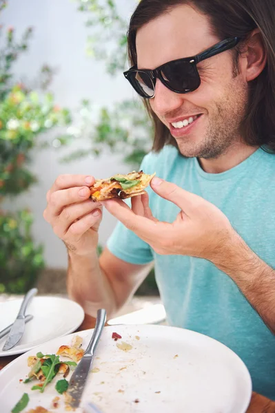 Man eating healthy pizza — Stock Photo, Image