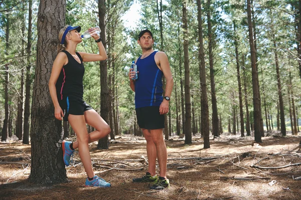 Paar macht Rast, um Wasser zu trinken — Stockfoto