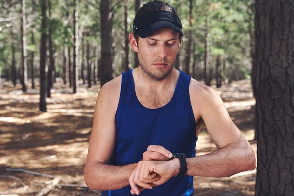 Man op zoek naar stopwatch — Stockfoto