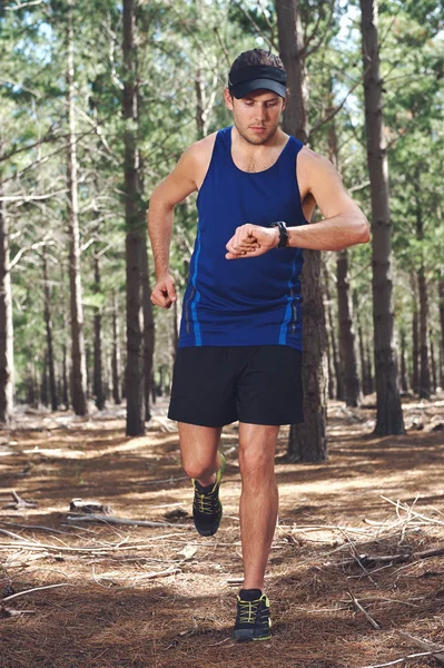 Man op zoek naar stopwatch — Stockfoto