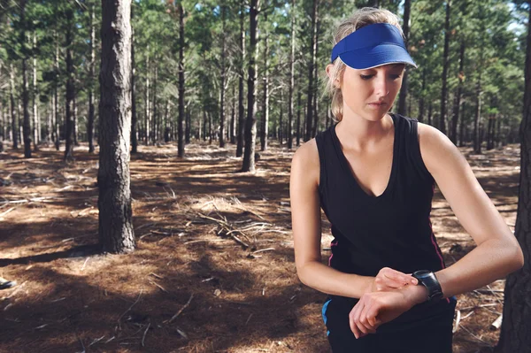 Kadın GPS sporcu seyretmek üzerinde kontrol — Stok fotoğraf