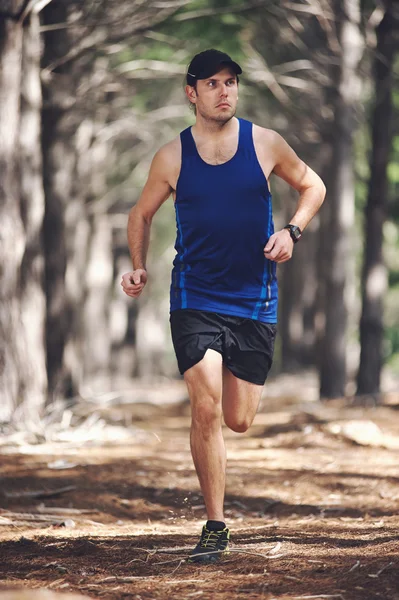 Mann trainiert im Freien für Fitness — Stockfoto