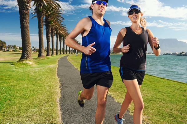 Fitness-Paar trainiert für Marathon — Stockfoto