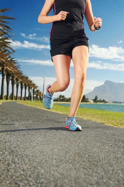 Mujer corriendo por maratón de fitness —  Fotos de Stock