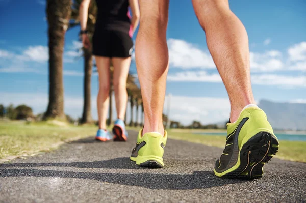 Fitness-Paar trainiert für Marathon — Stockfoto