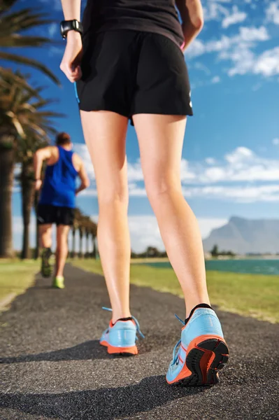 Fitness-Paar trainiert für Marathon — Stockfoto