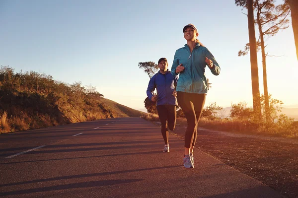 Koppel Running bij zonsopgang — Stockfoto