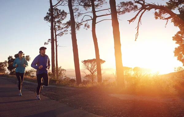 Koppel Running bij zonsopgang — Stockfoto