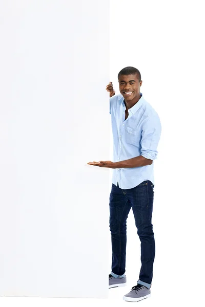 Casual homem com placa de publicidade em branco — Fotografia de Stock