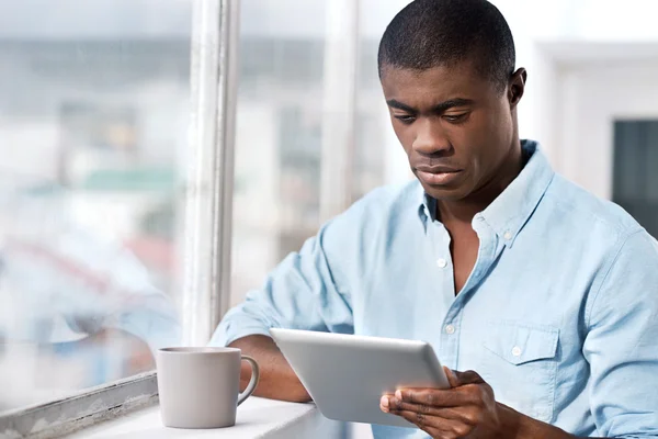 Afrikaanse zakenman met Tablet PC — Stockfoto